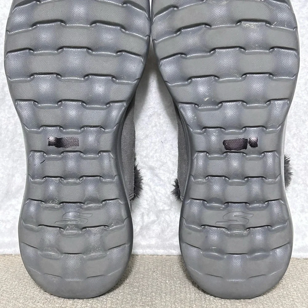 Skechers Womens Grey Suede On the Go Joy Bundle Up Faux Fur Slip On Boots SZ 9.5